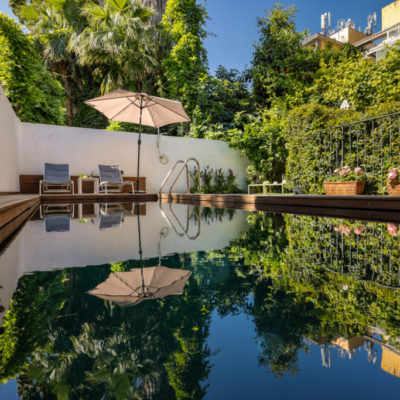 Un’area relax nel cortile interno del palazzo, attrezzata con lettini e piscina all’aperto, accessibile gratuitamente da tutti i nostri ospiti.